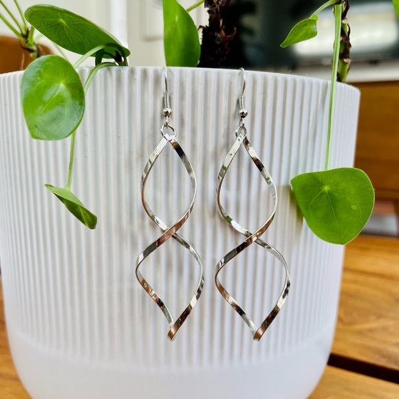 Spiral wave curl Gold color Earrings - Picture 9 of 11